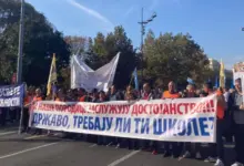 И наше породице заслужују достојанство: Протест просветара испред Скупштине Србије, почела шетња до Владе (видео)