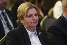 Ова згубиданка још није дала неопозиву оставку?! Па шта чекаш бре, пола милиона Срба под прозором?