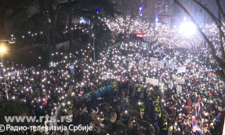 Студенти протествују испред ТВ Бастиље захтевајући поштено извештавање о протестима!