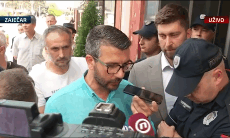 Хаос у Зајечару: Опозиција тражи увид у бирачки материјал, полиција им не да да уђу у зграду Општине (видео)