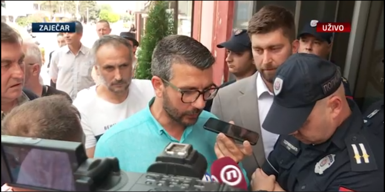 Хаос у Зајечару: Опозиција тражи увид у бирачки материјал, полиција им не да да уђу у зграду Општине (видео)