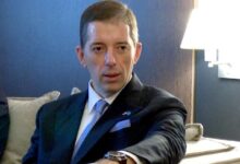 ЛАЖЕШ СМРАДУ ВЕЛЕИЗДАЈНИЧКИ! Човек ти је пред ћеркама и народом сасуо истину у лице ко си, шта си и шта радиш!
