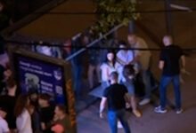 Погледајте како инспектори ЈЗО буквално муче студенткињу током протеста у Београду! (видео)