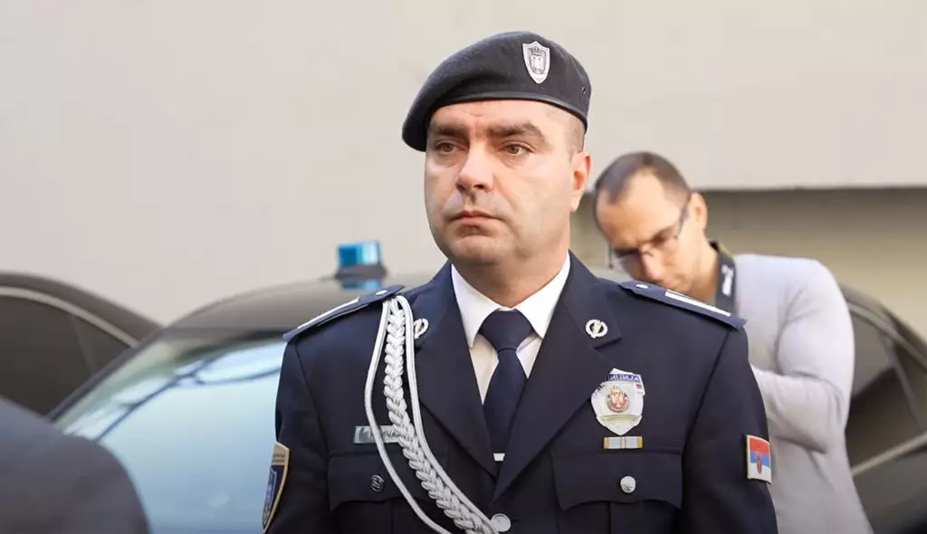 Овог ИДИОТА и комплетну ЈЗО екипу послати на РОБИЈУ да наредну деценију праве друштво Радету Марковићу!