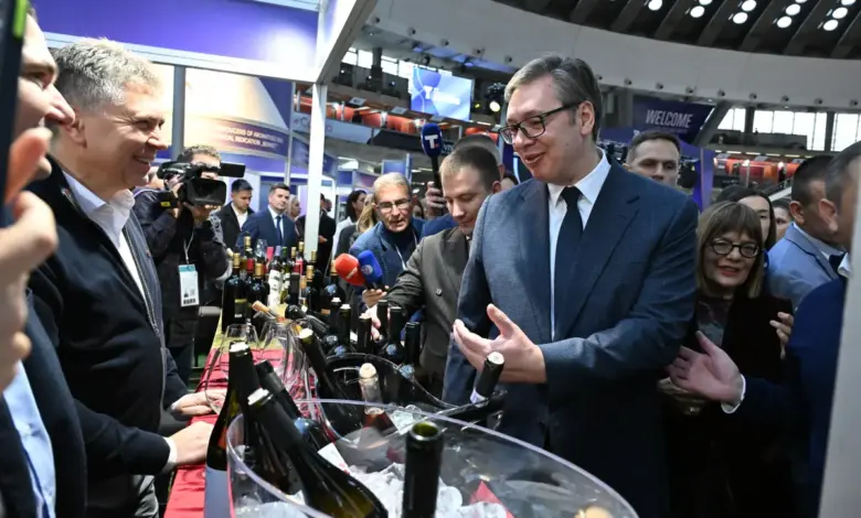 Ова пијана главуџа већ дуже времена много сере Ова пијана главуџа већ дуже времена много сере