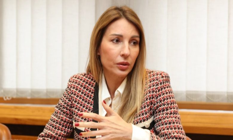 Увозна ШТЕТОЧИНА је прво скрљала ЕПС док сад ради да упропасти и НИС! Ко је овог економског убицу довео у Србију! Увозна ШТЕТОЧИНА је прво скрљала ЕПС док сад ради да упропасти и НИС! Ко је овог економског убицу довео у Србију!