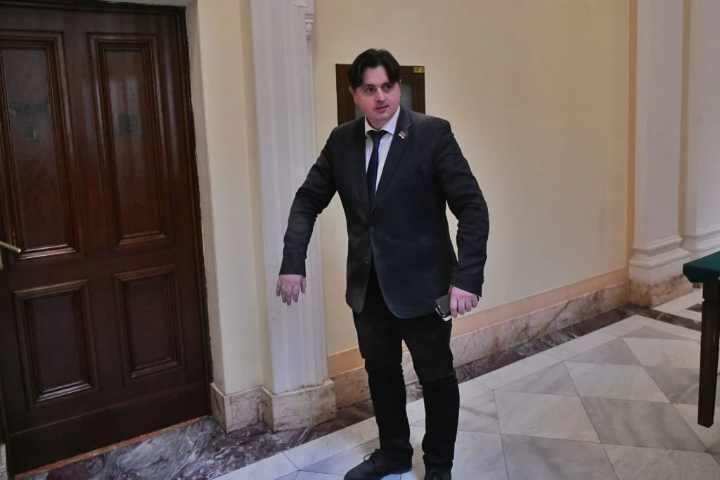 Вучић сакривен иза СНС покушава да заустави истраге Тужилаштва за организовани криминал Вучић сакривен иза СНС покушава да заустави истраге Тужилаштва за организовани криминал