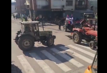 Пољопривредници из Шумадије, јутрос су блокирали Рачу, а од 12 часова, блокади су се придружили и пољопривредници из Церовца (видео) Пољопривредници из Шумадије, јутрос су блокирали Рачу, а од 12 часова, блокади су се придружили и пољопривредници из Церовца (видео)