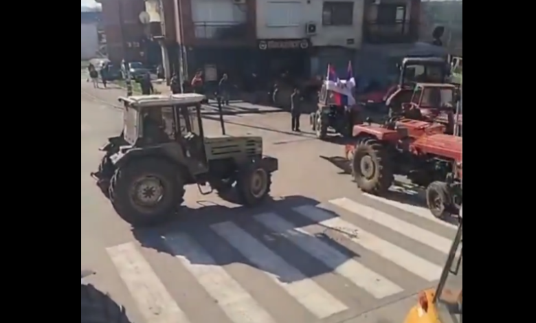 Пољопривредници из Шумадије, јутрос су блокирали Рачу, а од 12 часова, блокади су се придружили и пољопривредници из Церовца (видео) Пољопривредници из Шумадије, јутрос су блокирали Рачу, а од 12 часова, блокади су се придружили и пољопривредници из Церовца (видео)