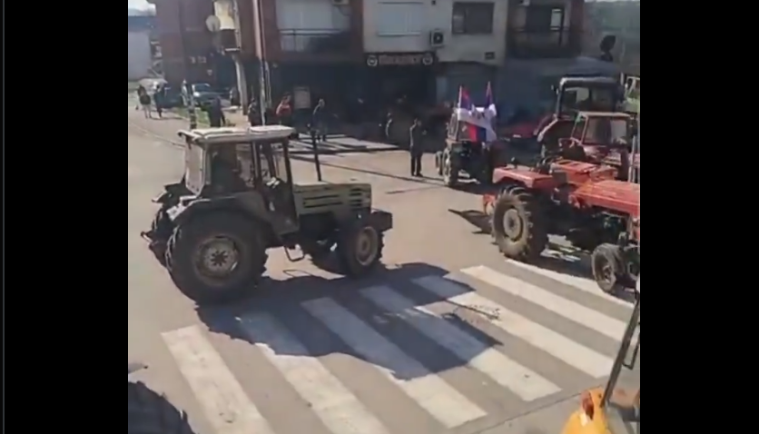 Пољопривредници из Шумадије, јутрос су блокирали Рачу, а од 12 часова, блокади су се придружили и пољопривредници из Церовца (видео)