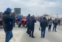 Након неуспеха јучерашњих преговора са ресорним министром, пољопривредници су радикализовали протесте (видео) Након неуспеха јучерашњих преговора са ресорним министром, пољопривредници су радикализовали протесте (видео)