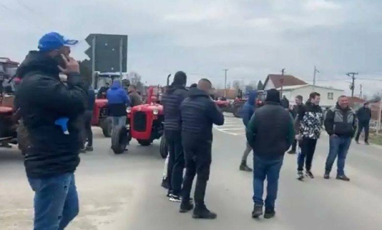 Након неуспеха јучерашњих преговора са ресорним министром, пољопривредници су радикализовали протесте (видео)