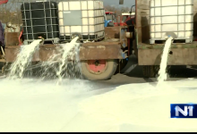 Вучићева сатанистичка хорда уништила српско млекарство увозом млека! Наш сељак сада просипа млеко (видео)