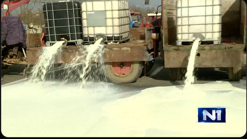 Вучићева сатанистичка хорда уништила српско млекарство увозом млека! Наш сељак сада просипа млеко (видео)