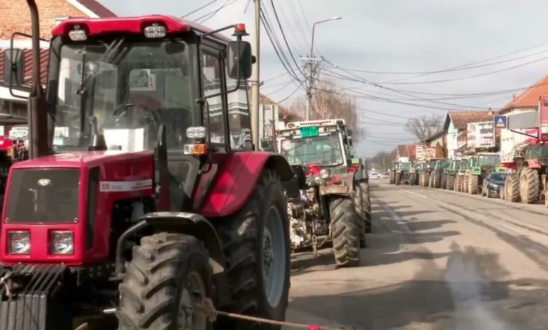 Пољопривредници из Мрчајеваца радикализују протест: Најављују тоталну блокаду (видео) Пољопривредници из Мрчајеваца радикализују протест: Најављују тоталну блокаду (видео)