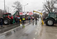 Пољопривредници радикализовали протест, тоталне или вишесатне блокаде на више од 50 саобраћајница широм Србије (видео) Пољопривредници радикализовали протест, тоталне или вишесатне блокаде на више од 50 саобраћајница широм Србије (видео)