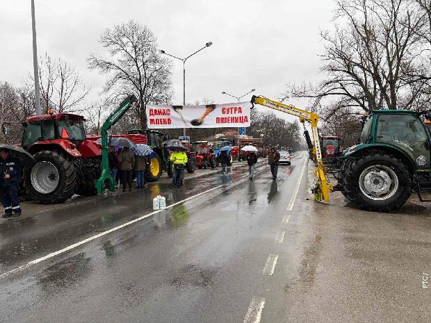 Пољопривредници радикализовали протест, тоталне или вишесатне блокаде на више од 50 саобраћајница широм Србије (видео)