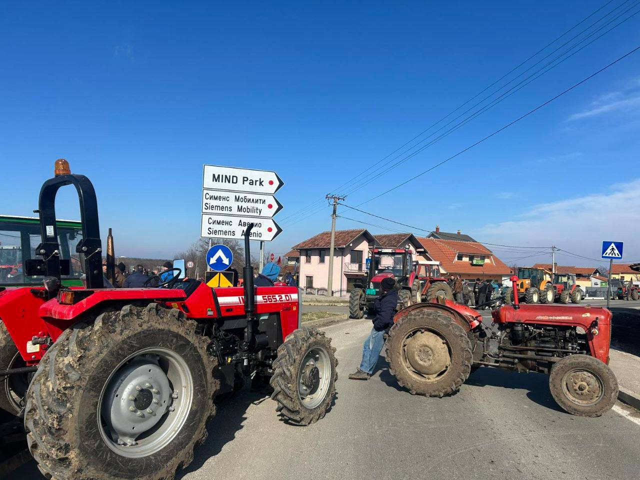 Српски пољопривредници су упутили хитне захтеве држави (видео) Српски пољопривредници су упутили хитне захтеве држави (видео)