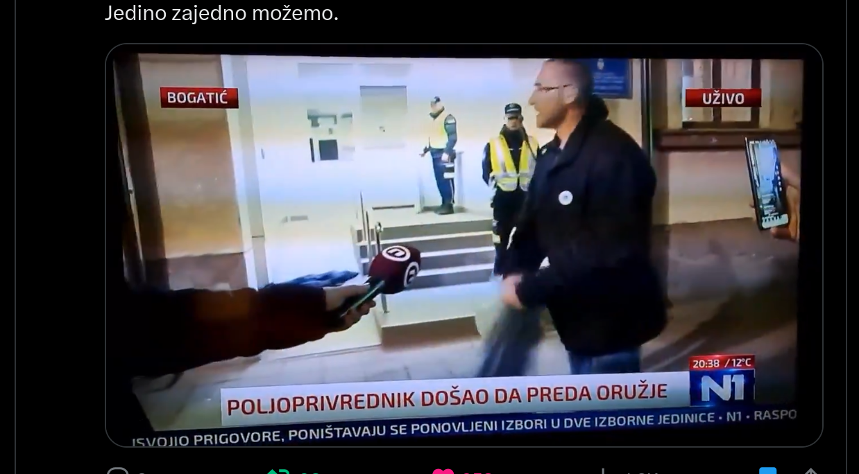 Погледајте како се револтирани ветеран из удружења "Наше млеко" раздужио испред полицијске станице у Богатићу (видео) Погледајте како се револтирани ветеран из удружења "Наше млеко" раздужио испред полицијске станице у Богатићу (видео)