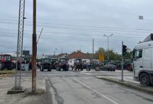 Блокирани скоро сви путни правци ка Краљеву, пољопривредници огорчени због ПОЛИЦИЈСКОГ ИЖИВЉАВАЊА у Богатићу (видео)