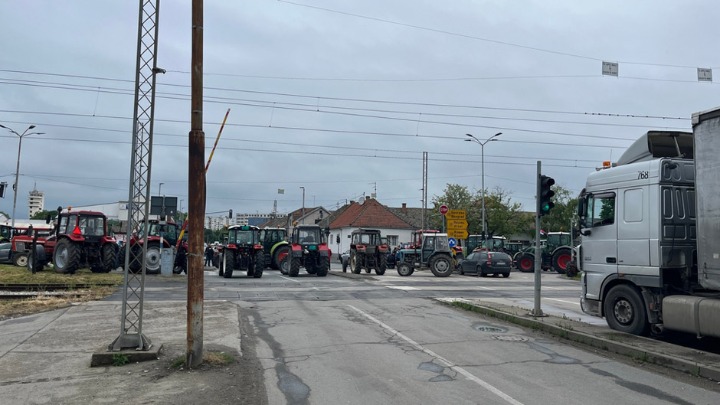 Блокирани скоро сви путни правци ка Краљеву, пољопривредници огорчени због ПОЛИЦИЈСКОГ ИЖИВЉАВАЊА у Богатићу (видео)