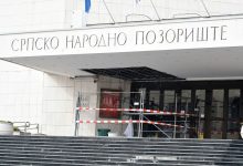 Пали делови са надстрешнице на улазу у Српско народно позориште у Новом Саду