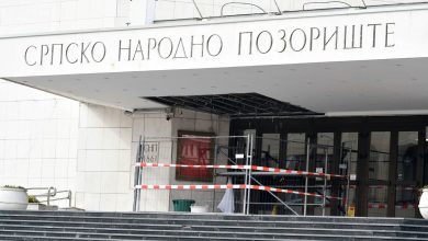 Пали делови са надстрешнице на улазу у Српско народно позориште у Новом Саду Пали делови са надстрешнице на улазу у Српско народно позориште у Новом Саду
