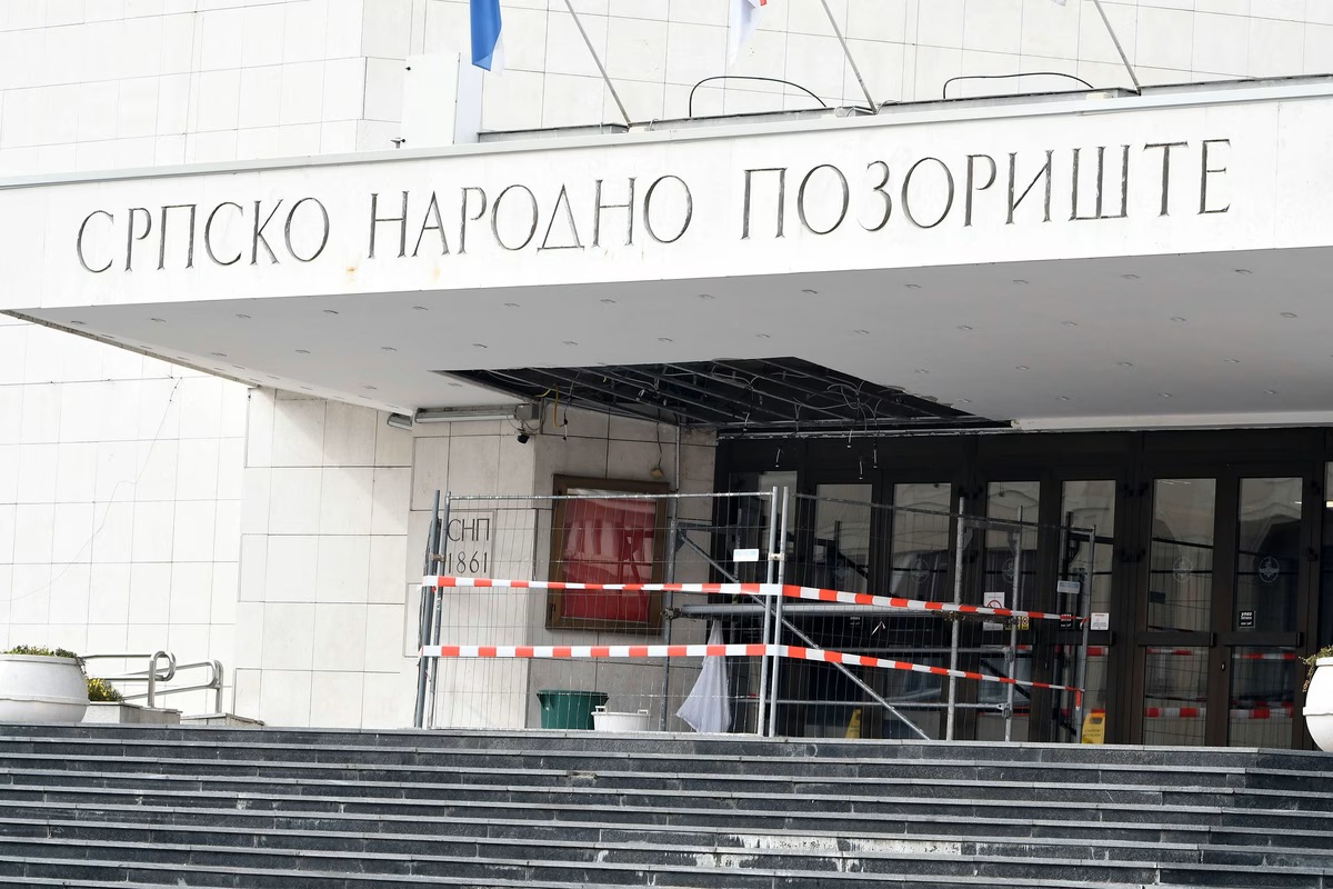 Пали делови са надстрешнице на улазу у Српско народно позориште у Новом Саду Пали делови са надстрешнице на улазу у Српско народно позориште у Новом Саду