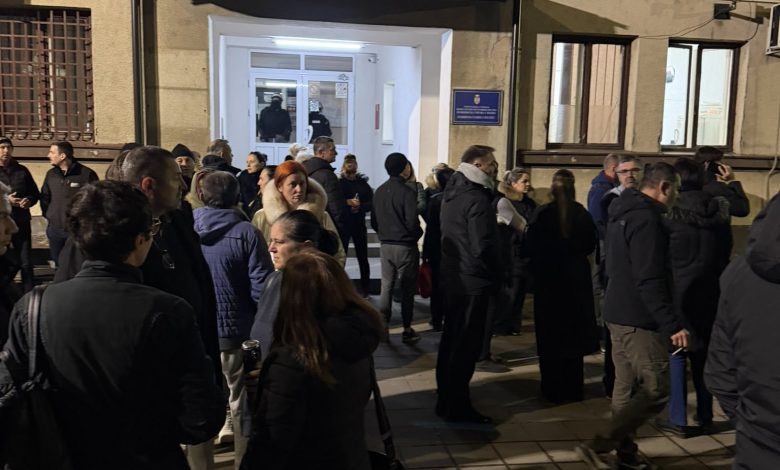 Пет насумично ухапшених пољопривредника претучено је у Полицијској станици у Богатићу, једном од њих поломљена је рука! Пет насумично ухапшених пољопривредника претучено је у Полицијској станици у Богатићу, једном од њих поломљена је рука!